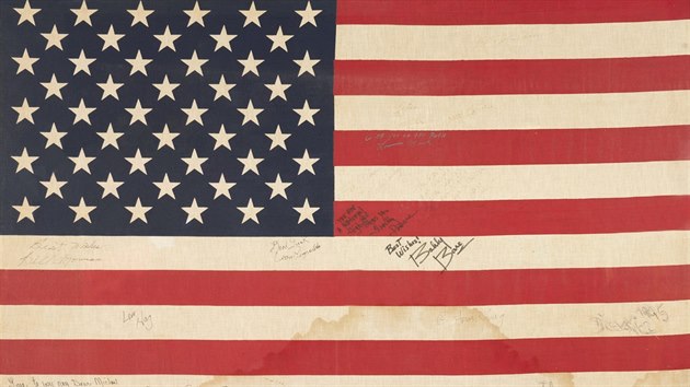 Vlajka, na kterou se Michalovi Tučnému podepsaly legendy americké country... Vlajka, na kterou se Michalovi Tučnému podepsaly legendy americké country...