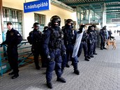 Těžkooděnci v Hradci Králové čekají na příjezd Baníkovců. (10. dubna 2011) Těžkooděnci v Hradci Králové čekají na příjezd Baníkovců. (10. dubna 2011)