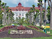 Květinový kalendář ve Smetanových sadech u karlovarské hlavní pošty. Květinový kalendář ve Smetanových sadech u karlovarské hlavní pošty.