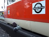 Figurína zaklíněná mezi tramvají a protihlukovou clonou Figurína zaklíněná mezi tramvají a protihlukovou clonou