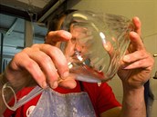 Karafy vyrábí ve školní huti sklářské školy v Novém Boru. Karafy vyrábí ve školní huti sklářské školy v Novém Boru.