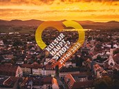 Žlutooranžové srdce všude, kam se člověk podívá. Na ulicích, v novinách,... Žlutooranžové srdce všude, kam se člověk podívá. Na ulicích, v novinách,...