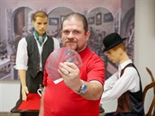 Sběratel Pavel Langer ukazuje karty v Muzeu Jindřichohradecka. Sběratel Pavel Langer ukazuje karty v Muzeu Jindřichohradecka.