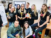 Na snímku jsou zleva učitelka Olga Tupá, Veronika Bayerová, Adriana... Na snímku jsou zleva učitelka Olga Tupá, Veronika Bayerová, Adriana...