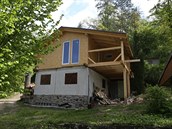 Stavbař Petr Kratochvíl se bez povolení pustil do přeměny chaty v osadě... Stavbař Petr Kratochvíl se bez povolení pustil do přeměny chaty v osadě...