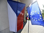 Vlajka ČR a EU před volební místností v kulečníkovém klubu ve Zlíně, kde 25.... Vlajka ČR a EU před volební místností v kulečníkovém klubu ve Zlíně, kde 25....