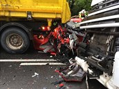 Kamion sešrotoval malé osobní auto, osádka vozu přežila jako zázrakem. Kamion sešrotoval malé osobní auto, osádka vozu přežila jako zázrakem.