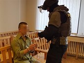 Davida K. přivedli ke Krajskému soudu v Plzni policisté ze zásahové jednotky.... Davida K. přivedli ke Krajskému soudu v Plzni policisté ze zásahové jednotky....