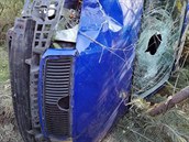 Řidiči Škody Fabie vjel při havárii do nízkého lesního porostu. Převrácené auto... Řidiči Škody Fabie vjel při havárii do nízkého lesního porostu. Převrácené auto...