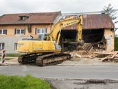 Demolice částečně zříceného domu ve Zborovicích. Demolice částečně zříceného domu ve Zborovicích.