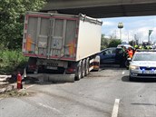 Nehoda nákladního a osobního auta na dálnici D8 u Letňan. (21.5.2019) Nehoda nákladního a osobního auta na dálnici D8 u Letňan. (21.5.2019)