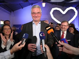 Europoslanec Jan Zahradil oslavuje ve tbu ODS volebn spch. (26. kvtna...