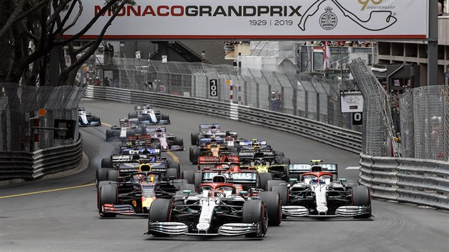 Velk cena Monaka - v ele zvodu jede Lewis Hamilton z Mercedesu.