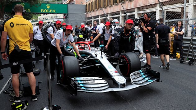 Lewis Hamilton a lenov jeho tmu v ervench kiltovkch na poest Niikiho Laudy.