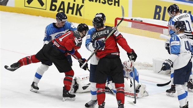 Finle hokejovho ampiontu mezi Finskem a Kanadou. Zvar ped finskm brankem. Kevinem Lankinenem.