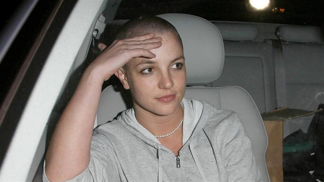Britney Spears si v dob psychick nepohody oholila hlavu.