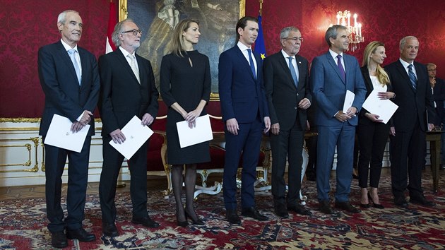 Nestranit experti nahradili v rakousk pechodn vld leny Svobodn strany Rakouska, kte podali demisi po korupnm skandlu. (22. kvtna 2019)