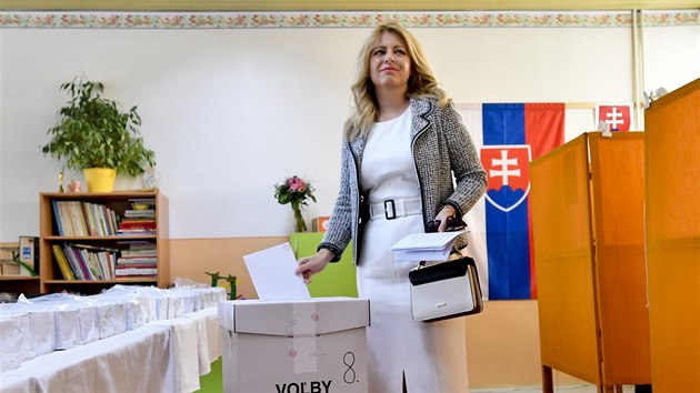 Nastupujc slovensk prezidentka Zuzana aputov hovo s novini u volebn mstnosti v Pezinku, kde odevzdala  svj hlas ve volbch do Evropskho parlamentu. (25. kvtna 2019)