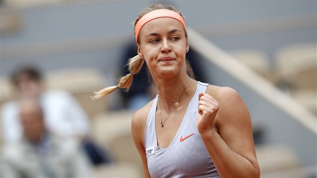 Anna Karolna Schmiedlov ze Slovenska se povzbuzuje bhem utkn Roland Garros.