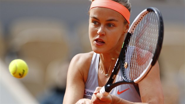 Slovensk tenistka Anna Karolna Schmiedlov se sousted na bekhend na Roland Garros.