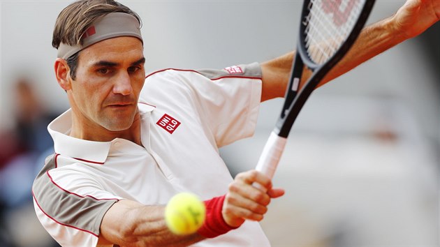 Roger Federer ze vcarska se sousted na bekhendov volej na Roland Garros.