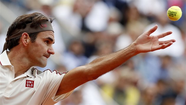 vcar Roger Federer si nadhazuje mek na servis v utkn Roland Garros.
