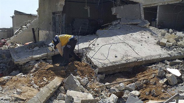 Syrsk civiln obrann skupina znm jako Bl pilby, ukazuje svho lena, jak hled obti pod troskami domu, kter byl znien syrskmi vldnmi silami. (7. kvtna 2019)
