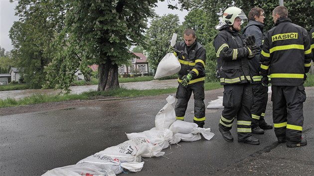 Na Oli v eskm Tn byl ve tvrtek rno vyhlen tet stupe povodov aktivity. (23. kvtna 2019)