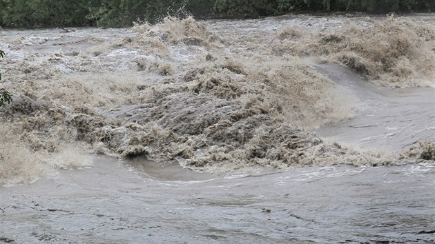 Na Oli v eskm Tn byl ve tvrtek rno vyhlen tet stupe povodov aktivity. (23. kvtna 2019)