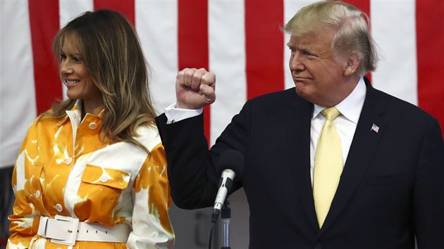 Americk prezident Donald Trump s manelkou Melani bhem projevu, kter ml k americkm a japonskm vojkm na vojensk zkladn Yokosuka. (28. kvtna 2019)