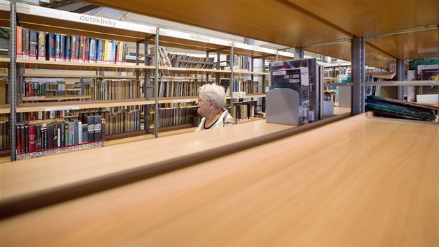 Libereck knihovna se na nkolik msc uzave a teni vyuvaj toho, e si nyn mohou odnst vce knih.