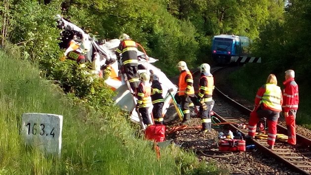 Vlak se srazil s dodvkou kolem sedm hodiny na elezninm pejezdu ve Stri nad Nisou.