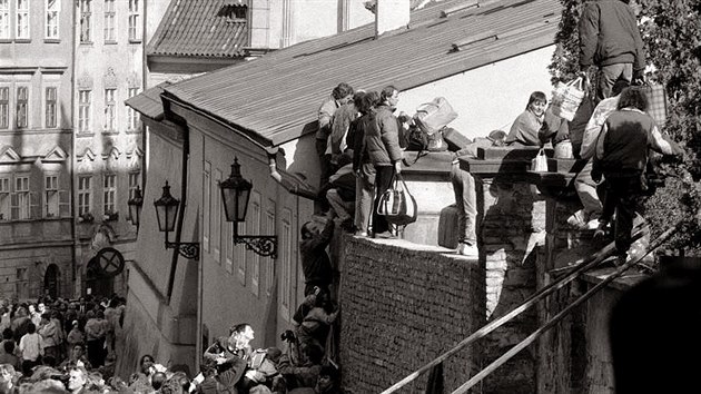 Vchodonmet uprchlci pelzaj ze zpadonmeckho velvyslanectv v Praze. (z 1989)