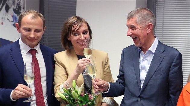 Pedseda ANO Andrej Babi a kandidtka Martina Dlabajov oslavuj v praskm tbu spch v eurovolbch. (26. kvtna 2019)