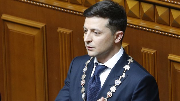 Nový ukrajinský prezident Volodymyr Zelenskyj skládá písahu. (20. kvtna 2019)