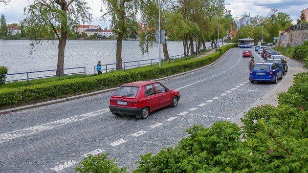 Hluk z aut projdjcch po kostkch na nbe v centru Jindichova Hradce ru obyvatele okolnch dom.