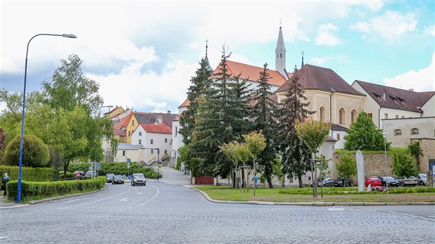 Hluk z aut projdjcch po kostkch na nbe v centru Jindichova Hradce ru obyvatele okolnch dom.