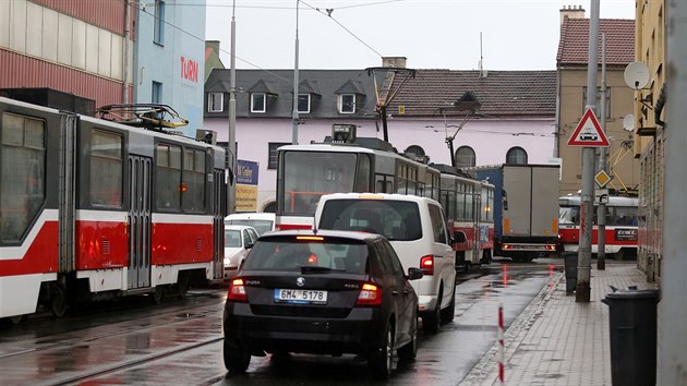 Nejhor situace pro cestujc v Brn je v mst, kde se sjdj tramvaje z Julinova a z Ln a kudy vede objzdn trasa za zaven Zbrdovick most.