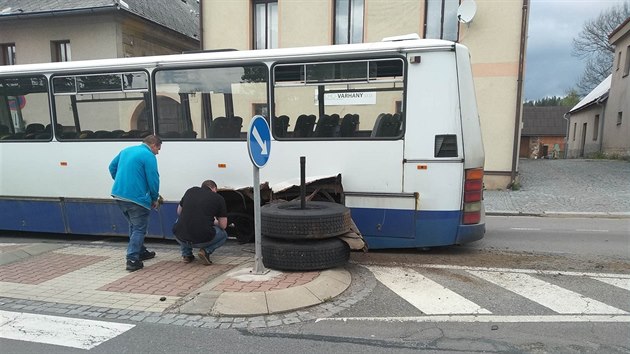 Nahnut linkov autobus krtce pot, co mu na nmst v Trhov Kamenici upadlo zadn kolo.