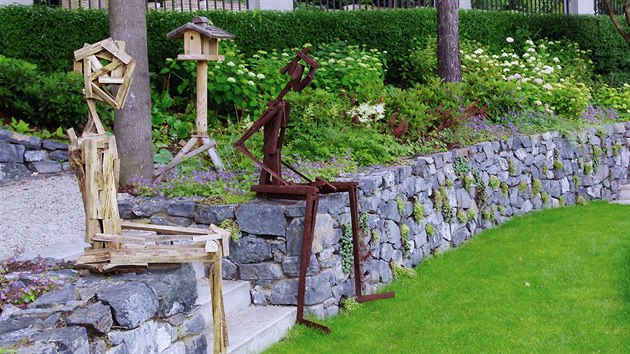 Pi realizaci schod v zahrad dbejte na bezpenost, pokud mono volte neklouzav materil a dovol-li to prostor, nebudujte je pli strm.