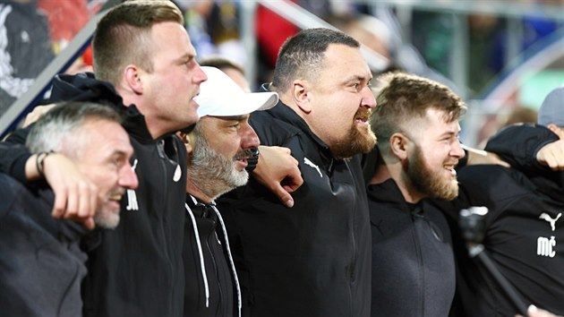 Slávistický asistent Jaroslav Köstl (druhý zleva), trenér Jindřich Trpišovský (třetí zleva) a realizační tým Slavie v závěru pohárového finále proti Ostravě,.
