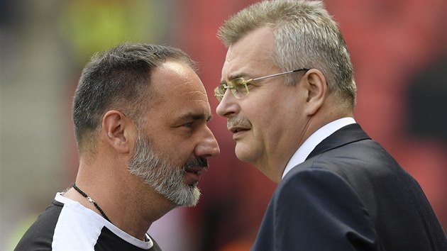 Slávistický trenér Jindřich Trpišovský (vlevo) a klubový šéf Jaroslav Tvrdík před závěrečným kolem nadstavby, když Slavia měla jistý titul.