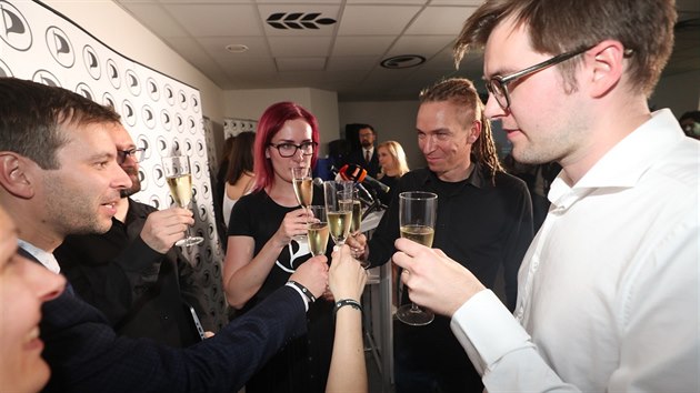 Piráti oslavují úspěch ve volbách.