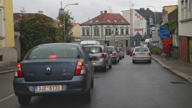 Projet Teb od jinho okraje msta do centra i naopak je v souasn dob velkm testem trplivosti idi. Radnice nabd, aby lid radji chodili pky. Kolony jsou zpsobeny uzavrkou dleitho mostu v Hrotovick ulici.