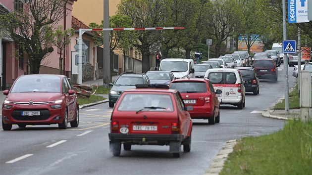 Projet Teb od jinho okraje msta do centra i naopak je v souasn dob velkm testem trplivosti idi. Radnice nabd, aby lid radji chodili pky. Kolony jsou zpsobeny uzavrkou dleitho mostu v Hrotovick ulici.