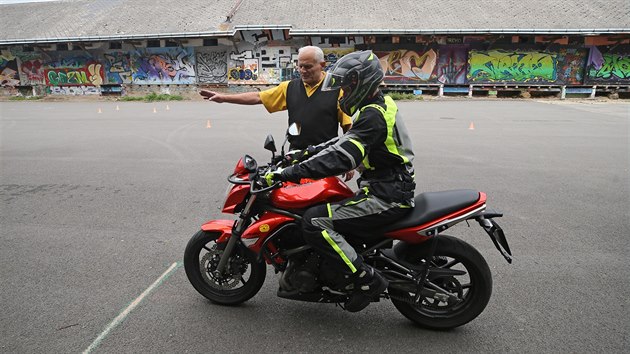 k po zvldnut techniky jzdy na cviiti jezd v provozu sm. Instruktor na nj dohl z druhho motocyklu nebo auta. To je podle instruktor pli velk riziko. Na snmku je instruktor Milo Koutn.