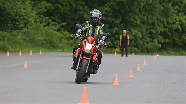 k po zvldnut techniky jzdy na cviiti jezd v provozu sm. Instruktor na nj dohl z druhho motocyklu nebo auta. To je podle instruktor pli velk riziko. Na snmku je instruktor Milo Koutn.