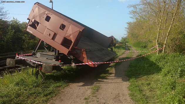Na eleznin trati mezi Hivicemi a Domouicemi na Lounsku 17. kvtna vykolejily ti vozy nkladnho vlaku, kter pevel kolejnice ze sousednho opravovanho seku Domouice - Rakovnk. 