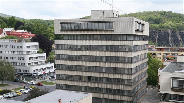 Roky oputn administrativn budova bvalch Pozemnch staveb v centru st nad Labem prochz rekonstrukc.