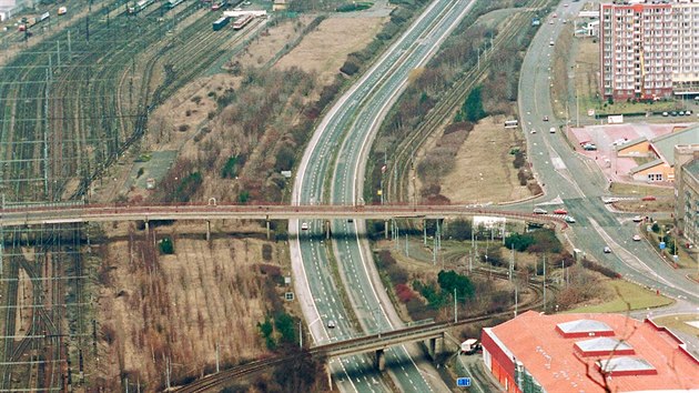 Mosteck koridor spojuje pten silnin tah, eleznici, st a za kolejemi i eku Blinu do psu irokho 150 metr.